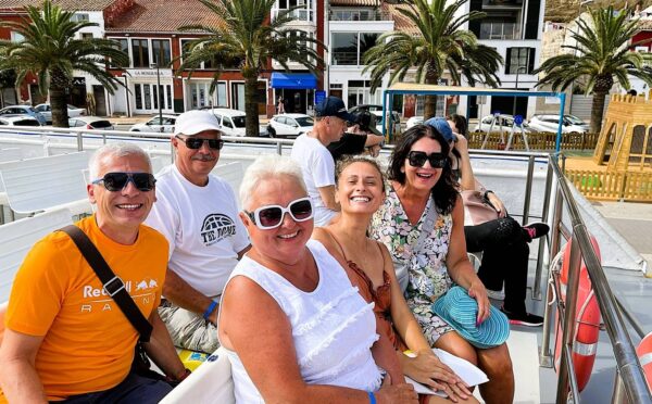 Grupa turystów podczas rejsu wycieczkowego po Minorce – relaks na pokładzie i niezapomniane widoki na Baleary.