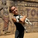 spotkanie z kozą podczas zwiedzania latarni morskiej Faro Cavlleria