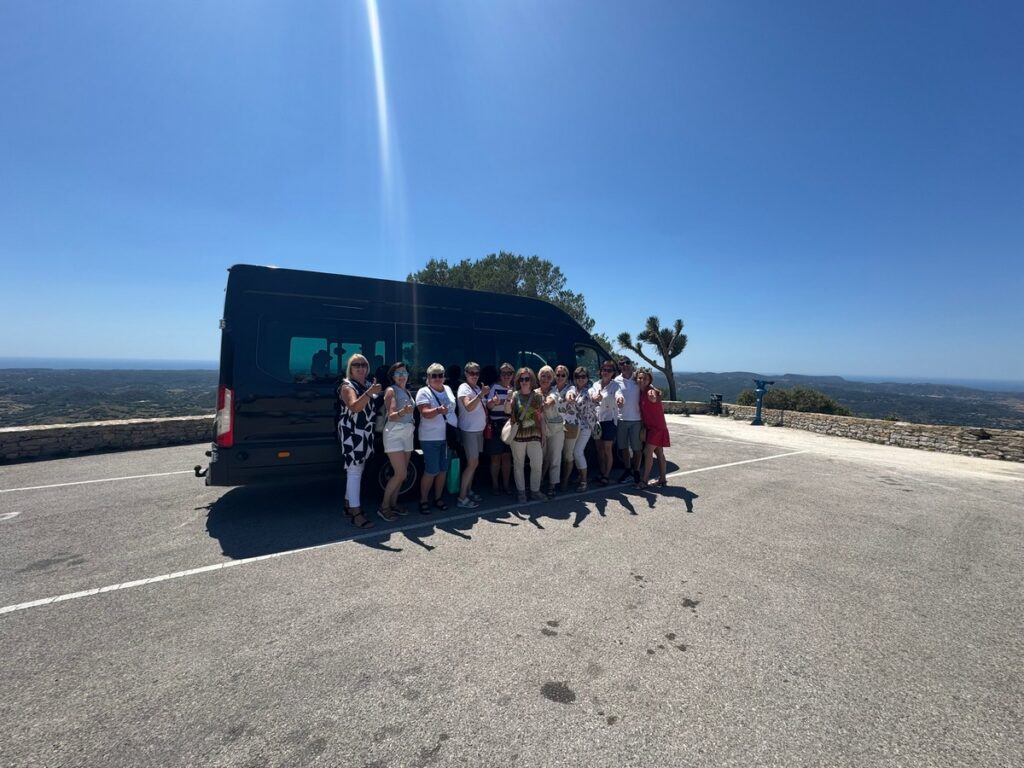Grupa turystów i bus na szczycie Monte Toro, panoramiczny widok