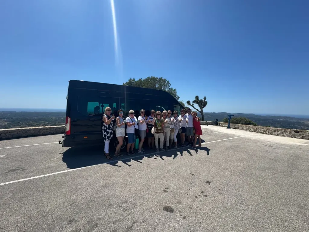 Grupa turystów i bus na szczycie Monte Toro, panoramiczny widok
