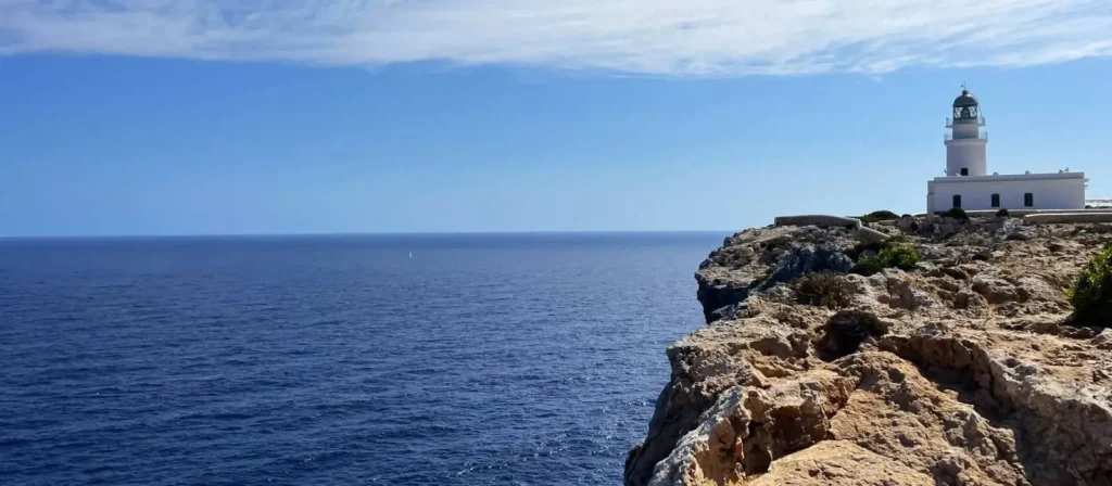 Latarnia morska na klifie Minorki nad Morzem Śródziemnym