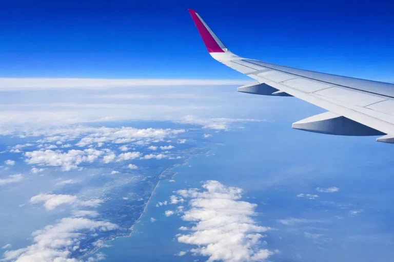 Skrzydło samolotu Wizz Air podczas lotu z Warszawy na Minorkę