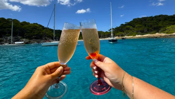 Toast prosecco podczas rejsu u wybrzeży Minorki – wakacyjny relaks na morzu